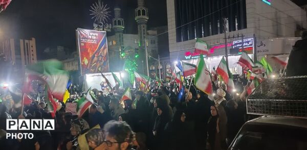 ایستگاه صلواتی سیار مردم در چهل و چهارمین شب از قیام مردم کرج 