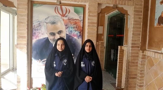 دیدار آموزگاران و دانش‌آموزان یزدی با پاسداران در سالروز میلاد امام حسین (ع)