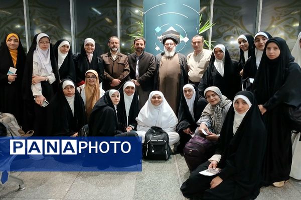 حضور دانش‌آموزان در مکه مکرمه 