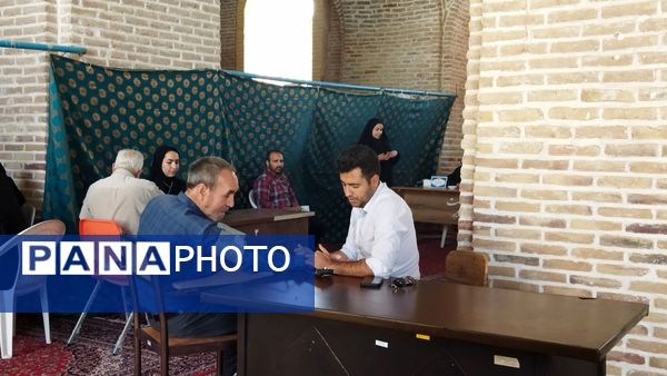 میز خدمت ادارات و بانک‌ها در نماز جمعه نیشابور