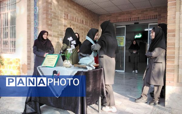 برگزاری‌ مراسم‌‌‌ هفته‌ بهداشت‌ روان‌‌ و‌ معرفی‌ همیاران‌ مشاور‌‌ در‌ دبیرستان‌ نمونه‌اندیشه‌