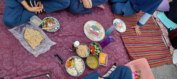 صبحانه سالم به مناسبت هفته سلامت در مدرسه ربابه هاشمیان یزدی شیروان