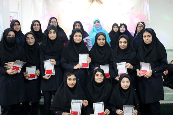 تقدیر از دانش آموزان برتر دبیرستان دخترانه سیداحمد فاتحی یک قم 
