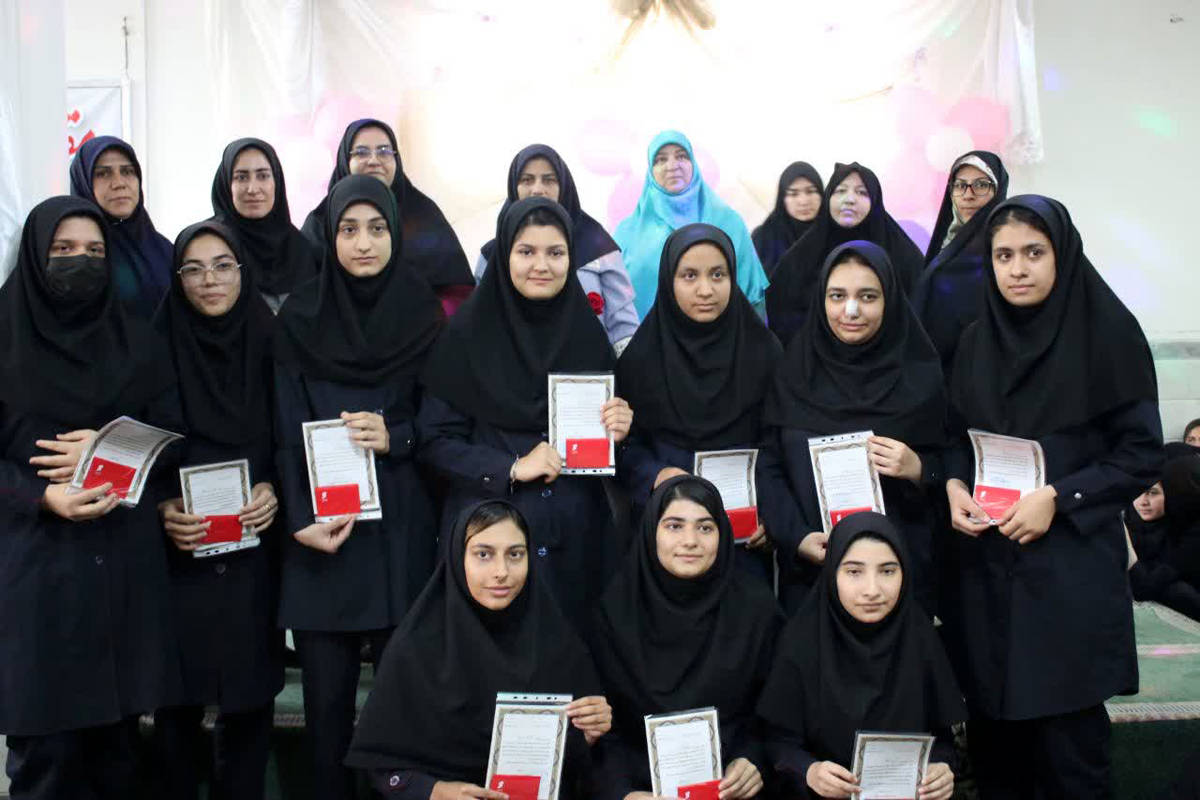 تقدیر از دانش آموزان برتر دبیرستان دخترانه سیداحمد فاتحی یک قم 