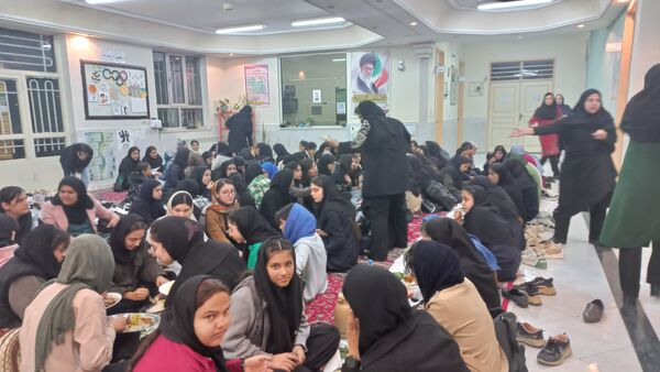 مراسم افطار در مدرسه محمودیه ۱۷خیامی