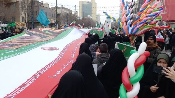 حضور پرشور مردم مشهد در راهپیمایی ۲۲بهمن 