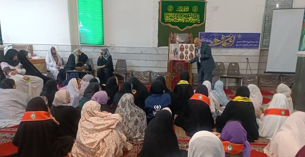 لحظاتی شاد از اعتکاف دانش‌آموزی با حضور نویسندگان و فرهیختگان یزد 