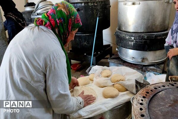 سومین روز از پخت نان  برای پذیرایی از زائران بدرقه آقای  شهید ایران در شهر بار نیشابور