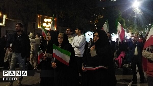 نیشابوری ها از پیر تا کودک در اجتماعات خیابانی