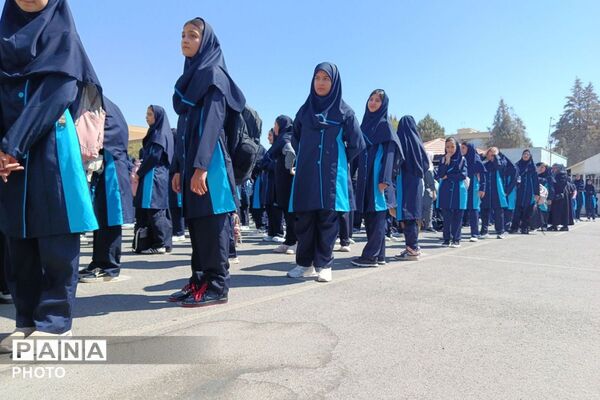 با کتاب و لبخند، مسیر علم را آغاز کردیم