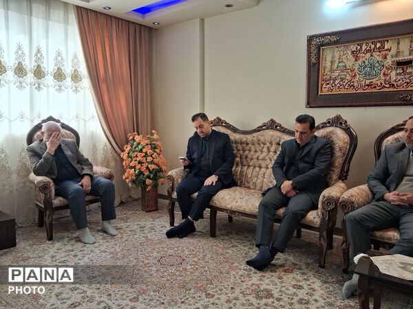 دیدار مدیر آموزش و پرورش ناحیه پنج مشهد با برادر شهید خیرزاده
