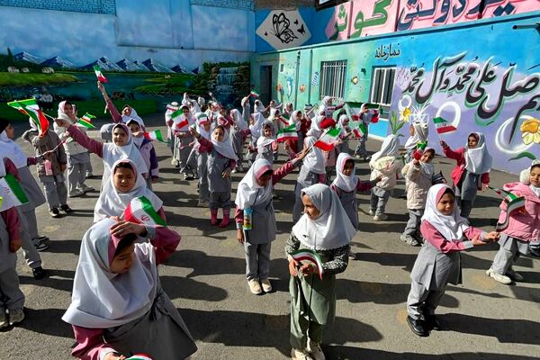 جشن پیروزی انقلاب اسلامی در مدارس منطقه کهریزک 