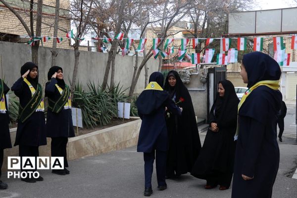 همایش «یاوران انقلاب» ناحیه ۶ مشهد در دبیرستان یاس ۲ 