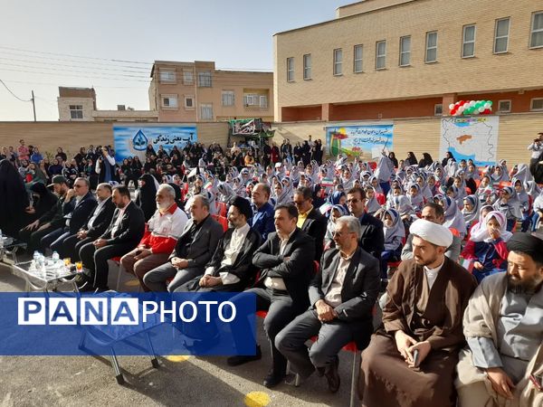 آیین نواخته شدن زنگ مهر در مدرسه شهدای بار فروش با حضور مسئولان استان و شهرستان کاشان