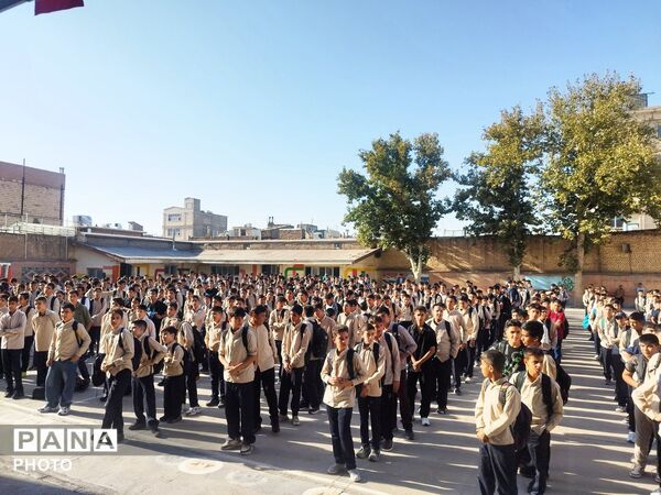 زنگ ایثار و شهادت همزمان با شروع شدن سال تحصیلی در دبیرستان پسرانه ابوریحان بیرونی
