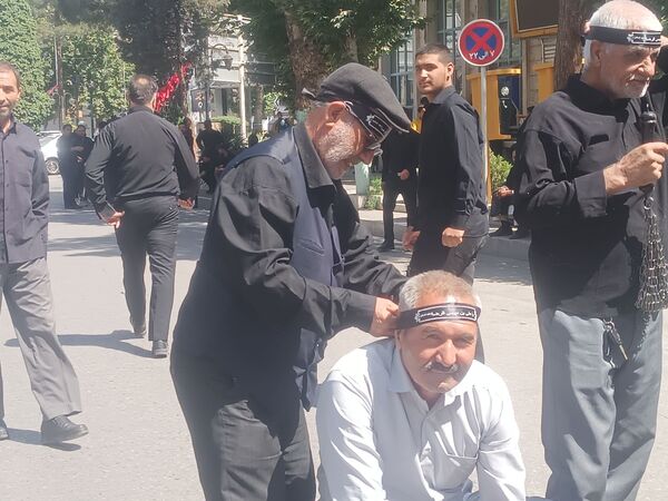 مراسم زنجیر زنی و سینه زنی به مناسبت سالگرد رحلت امام در نیشابور 