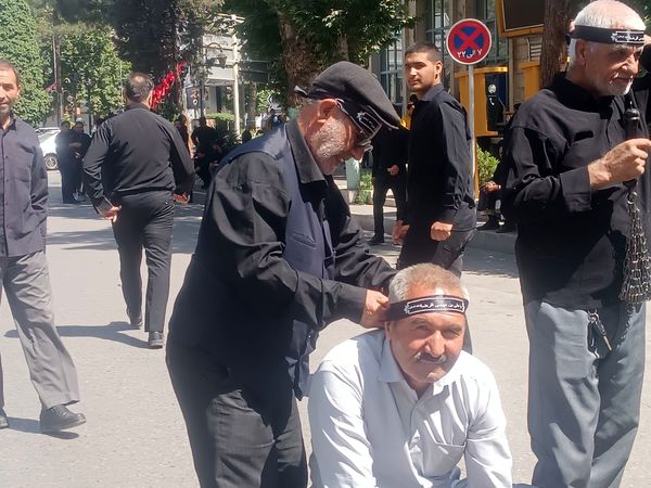 مراسم زنجیر زنی و سینه زنی به مناسبت سالگرد رحلت امام در نیشابور 