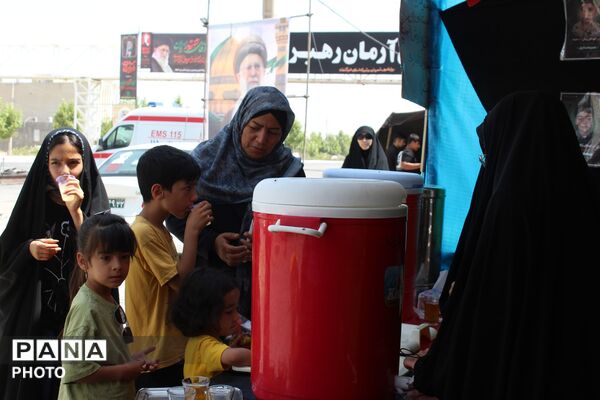 خدمت رسانی به زائران رهبر شهید در موکب آموزش و پرورش شهرستان سملقان