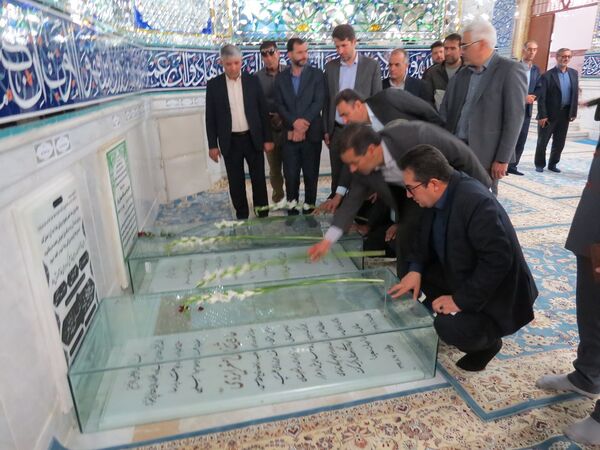 گلباران مزار شهدای دانش‌آموز و معلم در بجنورد