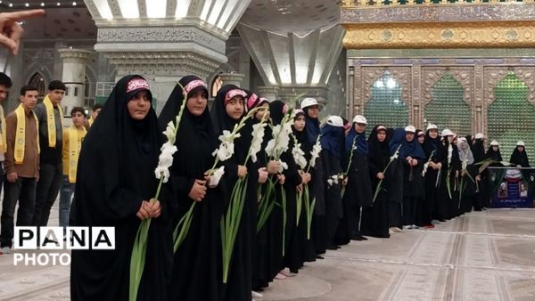 اجرای همگانی سرود «ایرانمون» توسط دانش‌آموزان البرزی در حرم امام خمینی (ره) و بهشت زهرا (س)