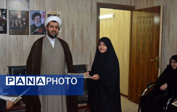 مراسم تقدیر از دانش‌آموزان هنرمند اسلامشهری با حضور امام جمعه شهرستان