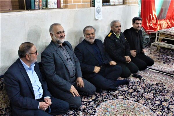 استقبال نوجوانان از غرفه‌های یادواره شهدای مسجد جامع قم