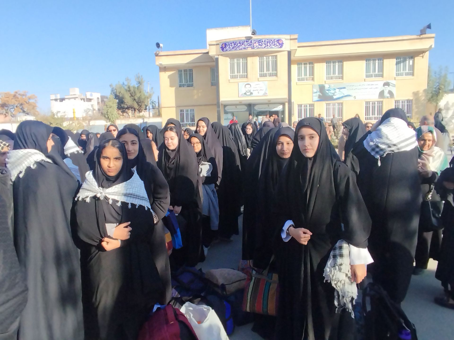 اعزام دانش‌آموزان دبیرستان‌های دخترانه شهرستان شیروان دوره متوسطه دوم به اردوری راهیان نور مناطق جنوب کشور