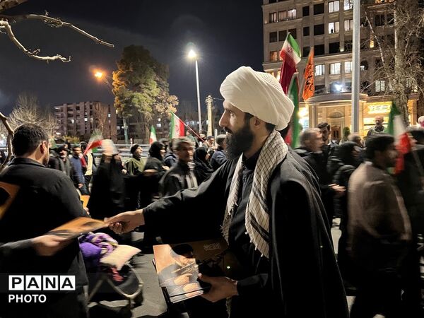 حضور‌پرشور مردم کرج در راهپیمایی از میدان جمهوری به سمت جهانشهر 
