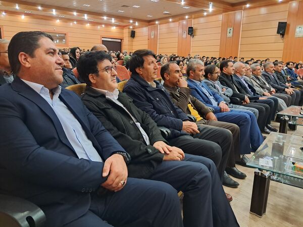 آیین تجلیل از رتبه‌برترهای کنکور ۱۴۰۳ اداره آموزش و پرورش ناحیه یک زنجان