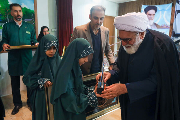 حضور تولیت آستان قدس رضوی در جمع دانش‌آموزان با آسیب بینایی مشهد