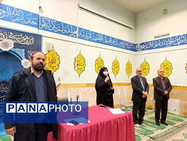 همخوانی سرود «ایرانمون» در دبیرستان حضرت معصومه (س) ناحیه 4 کرج 