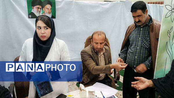 برپایی میز خدمت و نمایشگاه نقاشی در جشن 22 بهمن مارگون