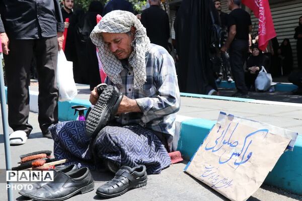 کیلومترها دورتر از حسین(ع)، اما قدم در را او