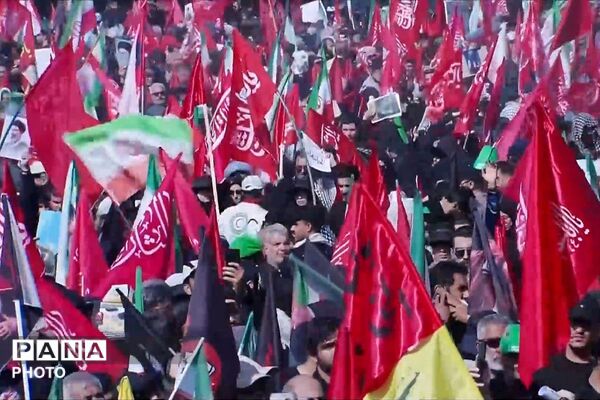 اشک‌ها و بغض‌های میلیونی در مسیر تشییع پیکر مطهر رهبر شهید
