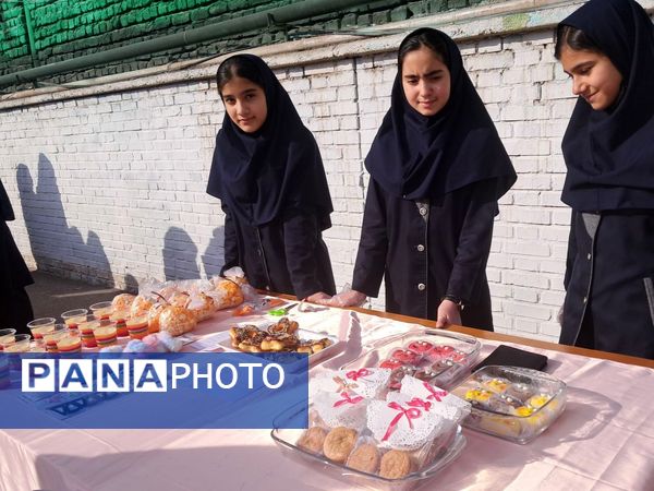 بازارچه کارآفرینی دانش آموزان در مدرسه انیس خوش قدم 