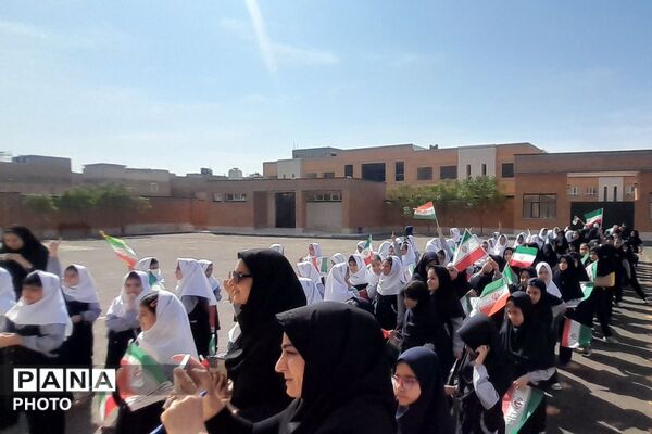 میزبانی دختران مدرسه محدثه شاهد از سرگرد چگینی فرمانده نیروی انتظامی ورامین و همراهانشان