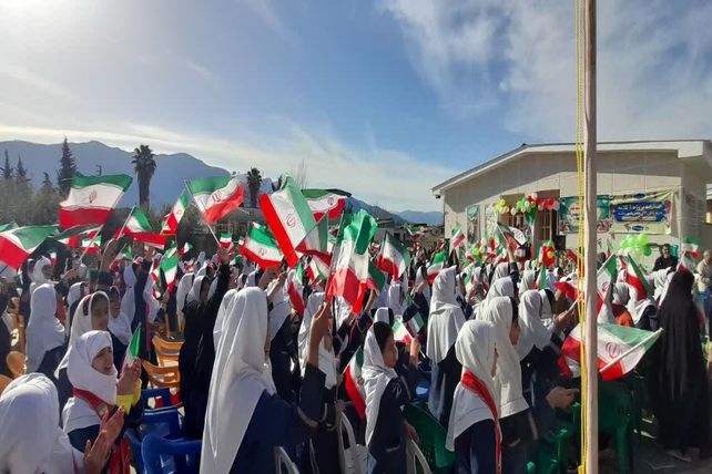 آیین نواختن « گلبانگ انقلاب » در مدرسه 22 بهمن دلند