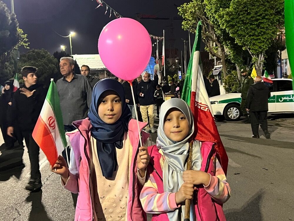 حضور دختران انقلابی در چهل و نهمین شب بیعت با رهبری