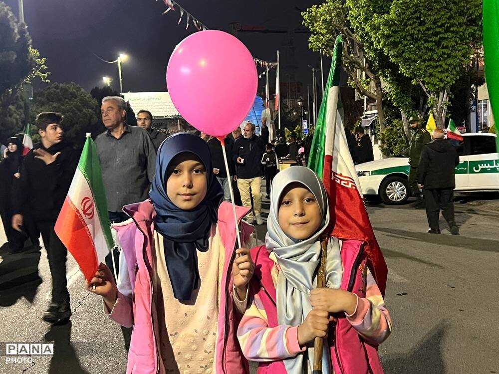 حضور دختران انقلابی در چهل و نهمین شب بیعت با رهبری
