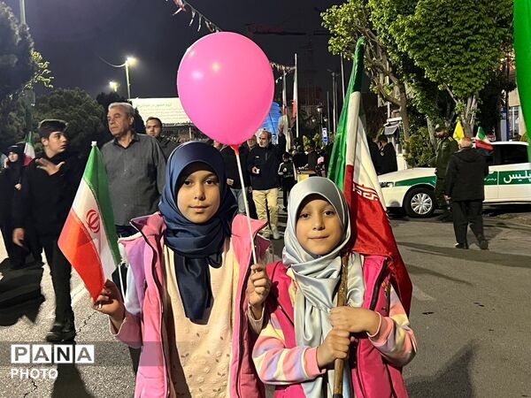 حضور دختران انقلابی در چهل و نهمین شب بیعت با رهبری