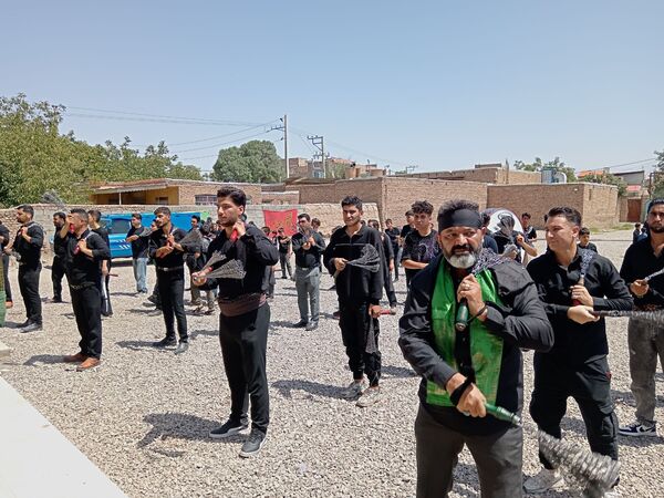 هیئت زنجیرزنی در روستای فیض آباد در صبح عاشورای حسینی 