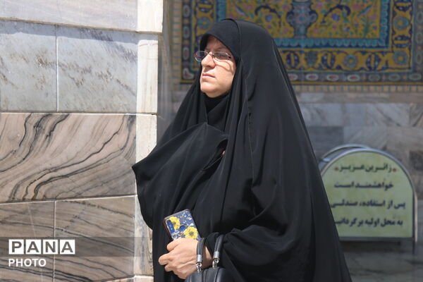 حال و هوای زائران حریم رضوی در ظهر عاشورای حسینی