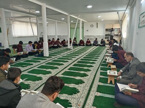 نماز جماعت و محفل انس با قرآن در دبیرستان آیت الله خامنه‌ای