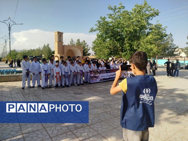 قدم هایی به عشق معلمان