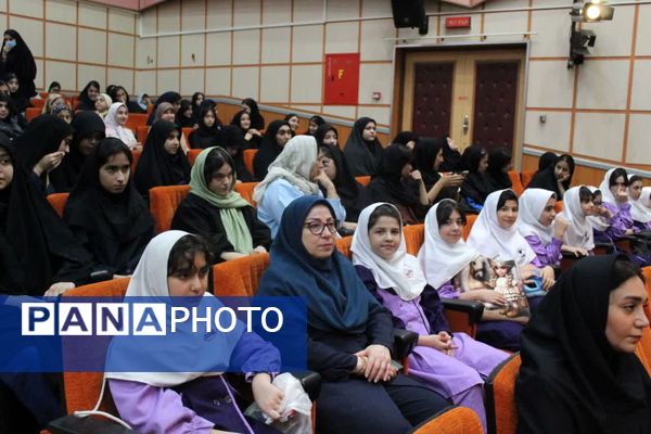 تقدیر از برگزیدگان جشنواره فرهنگی و هنری فردا در ساری 