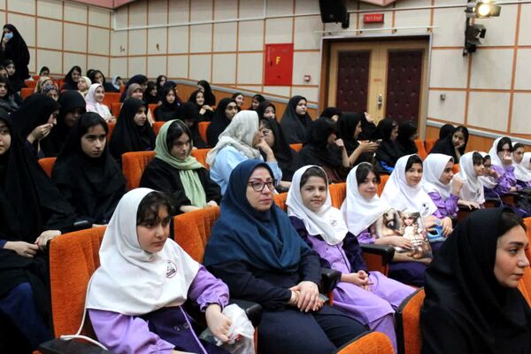 تقدیر از برگزیدگان جشنواره فرهنگی و هنری فردا در ساری 