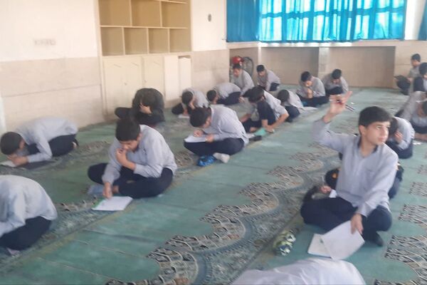   برگزاری امتحانات در دبیرستان هیات امنایی رازی 