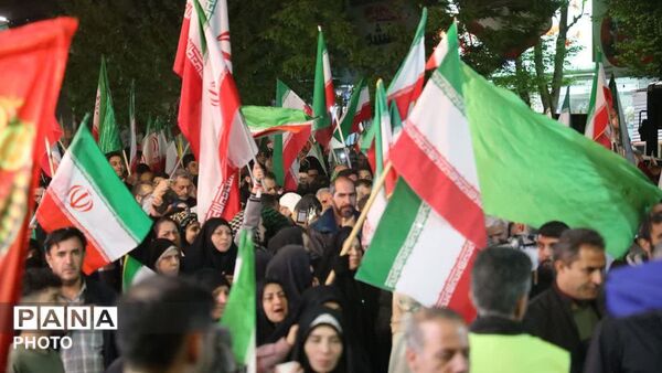 برای کشورمان ایران در خیابان می‌مانیم