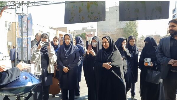 اولین نمایشگاه ماها در دبیرستان فرزانگان ۲ دوره دوم ناحیه ۷ مشهد