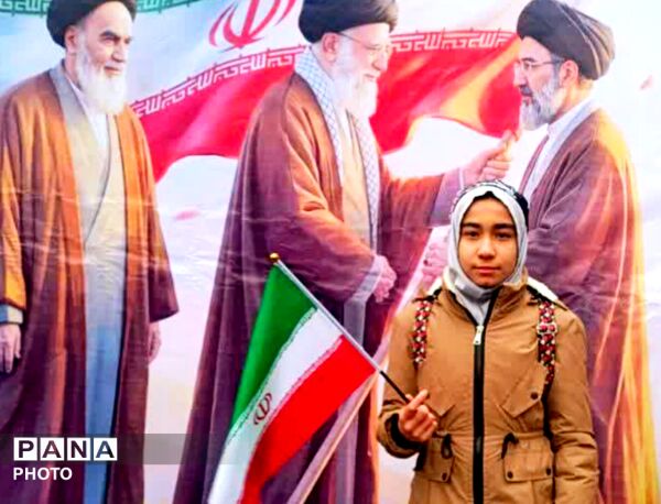 حضور دانش‌آموزان با کوله‌پشتی به یاد همکلاسی‌های مینابی در روز جهانی قدس همدان